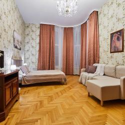 Фото Отель FlatStay Невский 170 | Трешка в центре с эркером и высокими потолками