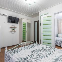 Комната стандарт с 2 односпальными и 1 двуспальной кроватью