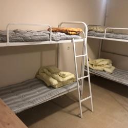 Кровать в 8-местном общем номере