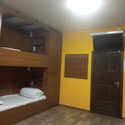 Кровать в 8-местном общем мужском номере