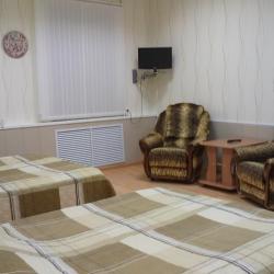 Номер стандарт улучшенный с 2 односпальными и 1 двуспальной кроватью