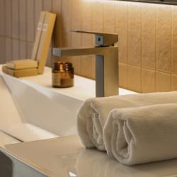 Коттедж улучшенный с общей террасой и видом на озеро