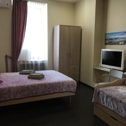 Номер стандарт с 1 односпальной и 1 двуспальной кроватью