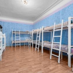 Кровать в 16-местном общем номере