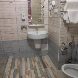 Номер стандарт улучшенный с 1 двуспальной кроватью (мансарда)