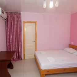 Номер стандарт комфорт с 1 односпальной и 1 двуспальной кроватью