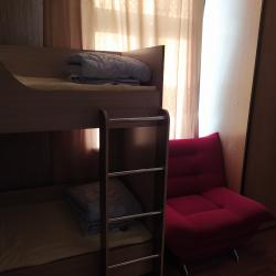 Кровать в 8-местном мужском номере 25м2