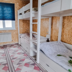 Кровать в 6-местном общем мужском номере