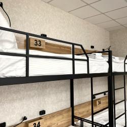 Кровать в 12-местном общем номере