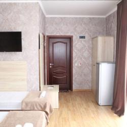 Комната стандарт с 2 односпальными и 1 двуспальной кроватью