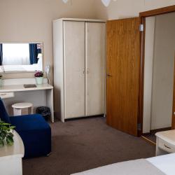 4-местный 2-комнатный номер улучшенный с 2 односпальными и 1 двуспальной кроватью