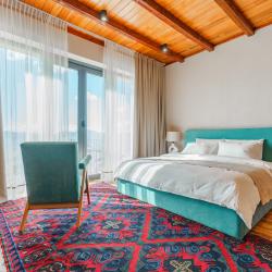 Люкс с декоративным камином и французским балконом с видом на аул Гамсутль