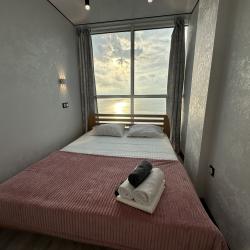 Фото Отель Шикарная 2-комнатная квартира у моря нас проспекте 100-летия 163