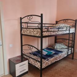 Номер стандарт с 1 двуспальной, 1 двухъярусной кроватью и балконом