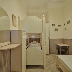 Кровать в общем номере c 1 односпальной и 1 двухъярусной кроватью (удобства на этаже)