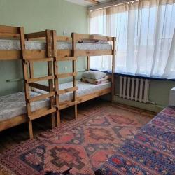 Кровать в общем номере с 1 односпальной кроватью и 2 двухъярусными кроватями на 2 этаже (общие удобства)