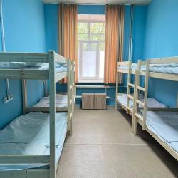 Кровать в 8-местном общем номере