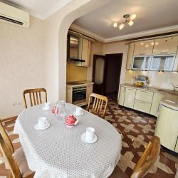 Фото Отель Просторная трехкомнатная квартира с видом на море!