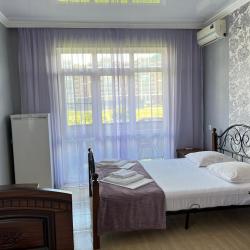 Комната стандарт с 2 односпальными и 1 двуспальной кроватью