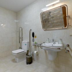 Номер стандарт с 2 односпальными кроватями для людей с ограниченными возможностями (без окна)