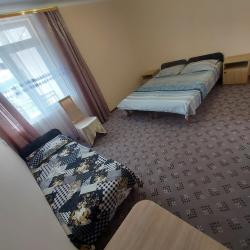 Комната эконом с 2 односпальными и 1 двуспальной кроватью
