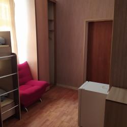 Кровать в 8-местном мужском номере 25м2