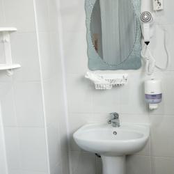 Номер эконом стандарт с 1 двуспальной кроватью