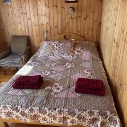 Коттедж с 1 двуспальной кроватью и 1 двухъярусной кроватью