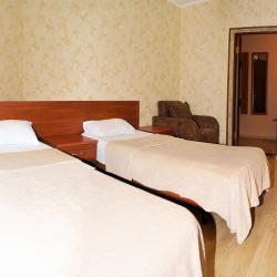 Номер комфорт семейный с 2 односпальными и 1 двуспальной кроватью