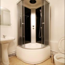 Номер делюкс с 1 односпальной и 1 двуспальной кроватью