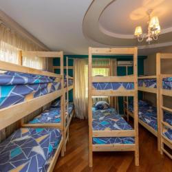 Кровать в 10-местном общем мужском номере (общие удобства)