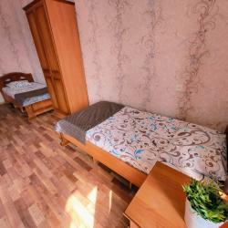 Комната стандарт с 2 односпальными и 1 двуспальной кроватью