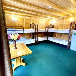 Кровать в 6-местном общем мужском номере