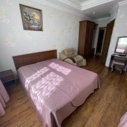 Комната полулюкс с 2 односпальными кроватями и креслом