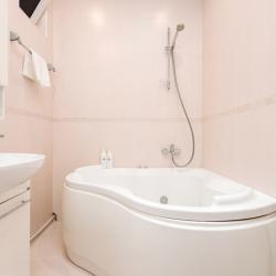 2-местный номер полулюкс с 1 двуспальной кроватью