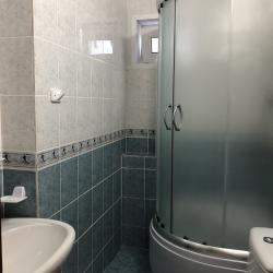 Номер стандарт с 1 двухъярусной и 1 двуспальной кроватью