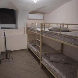 Кровать в 6-местном общем женском номере