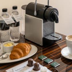 Фото V hotel & Rooftop lounge (В отель)