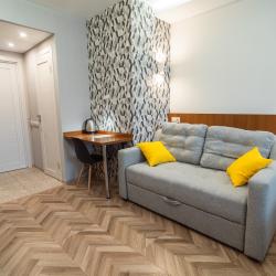 Номер стандарт улучшенный с 2 односпальными кроватями и диваном