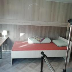 Комната стандарт с 1 односпальной кроватью и 1 двухъярусной кроватью