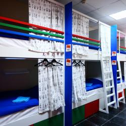 Кровать в общем мужском номере с 3-мя двухъярусными кроватями