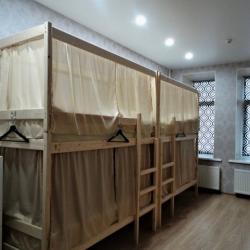 Кровать в мужском 8-местном номере (удобства на этаже)