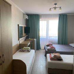 4-местный номер стандарт с 2 односпальными и 1 двуспальной кроватью