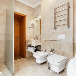 2-комнатный номер люкс с джакузи без балкона (главный корпус)