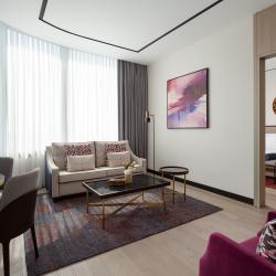 Номер люкс с 1 двуспальной кроватью (вид на ул. Амира Тимура)