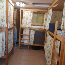 Кровать в 10-местном общем мужском номере.  Корпус 