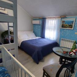 Комната полулюкс с 1 двуспальной кроватью и 1 двухъярусной кроватью