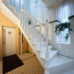 8-местный 3-комнатный коттедж улучшенный