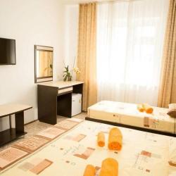 Комната стандарт с 1 односпальной и 1 двуспальной кроватью
