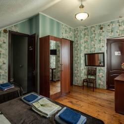 Номер стандарт с 1 односпальной и 1 двуспальной кроватью (мансарда)
